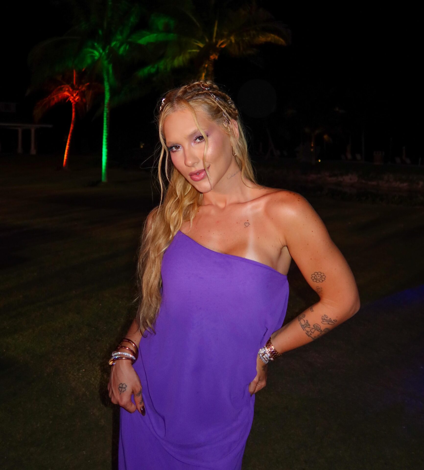 Virginia brilha em festa roxa em Montego Bay com look elegante e tranças estilosas