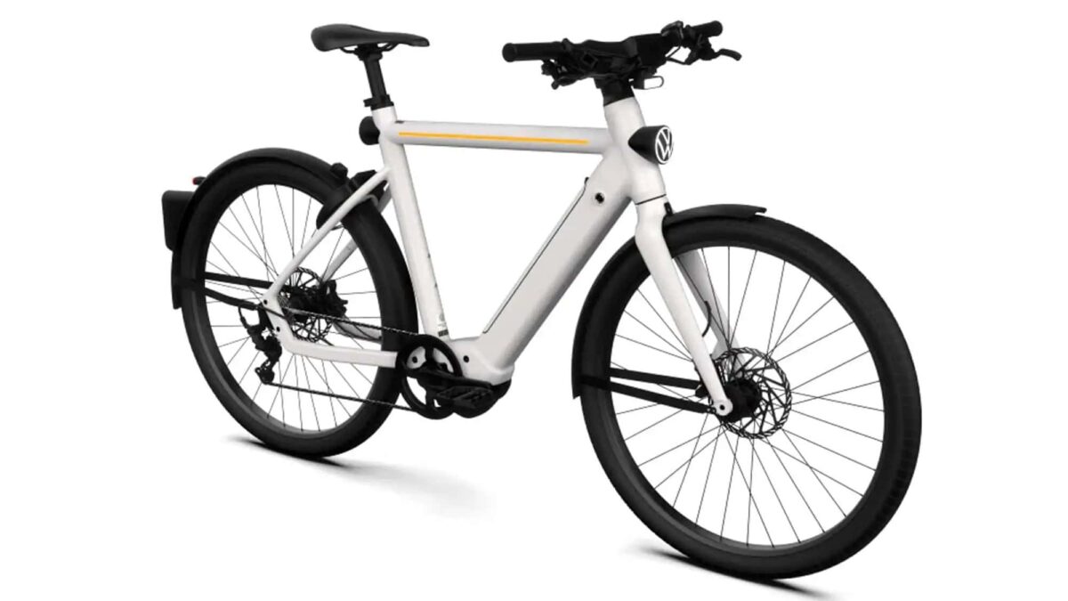 Volkswagen lança e-bike com câmera traseira e capacete inteligente a partir de R$ 22,1 mil