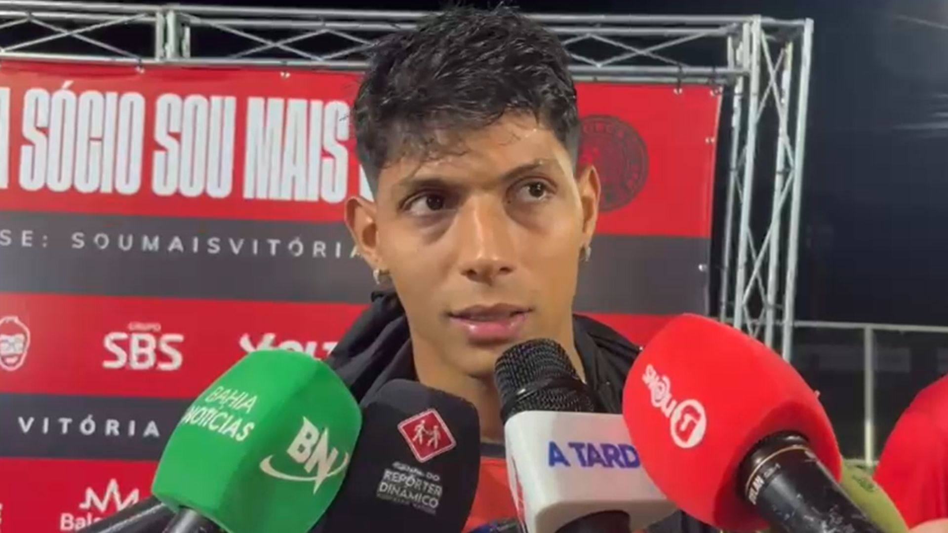 Zé Vitor tranquiliza torcida do Vitória após sair com dores: "Foi um susto"