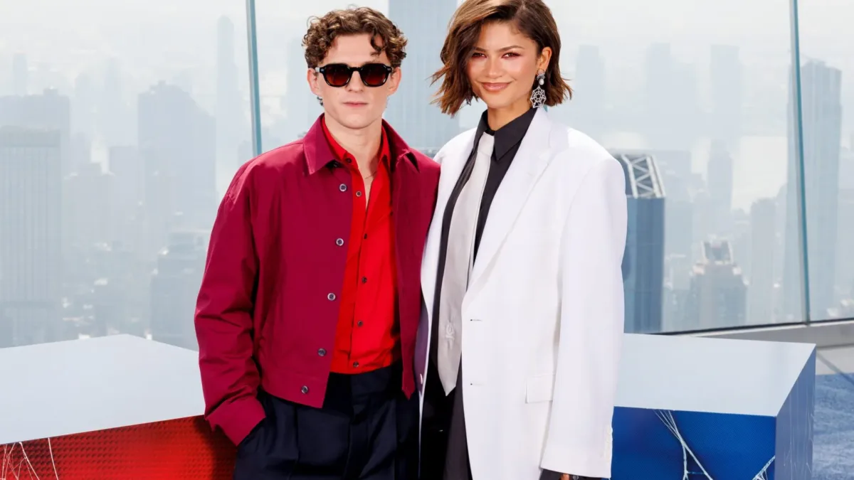 Zendaya brilha com gravata prata e joia de Homem-Aranha ao lado de Tom Holland em NY