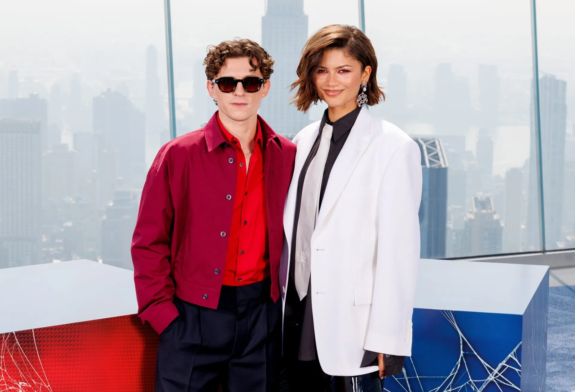 Zendaya brilha com gravata prata e joia de Homem-Aranha ao lado de Tom Holland em NY