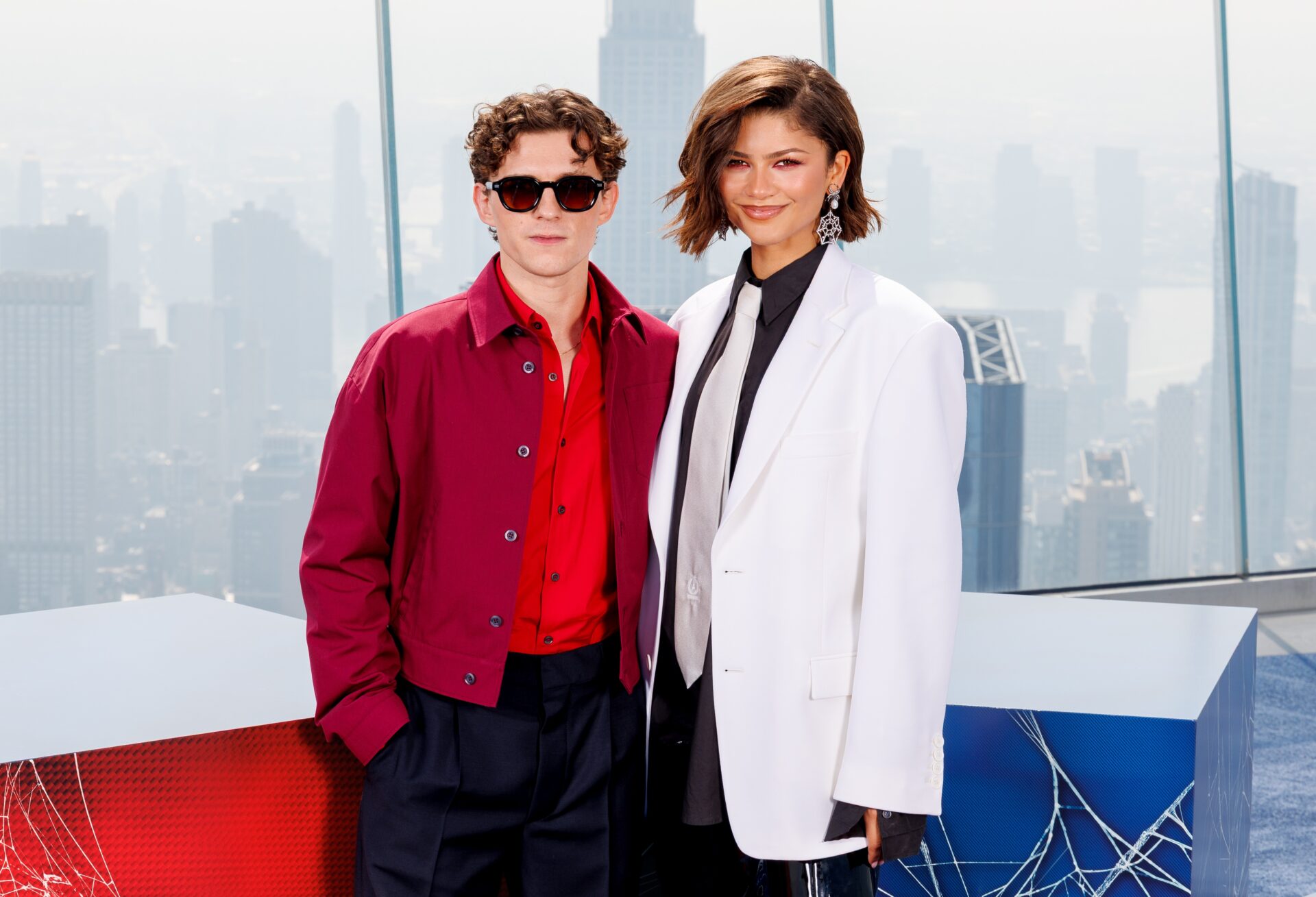 Zendaya brilha com gravata prata e joia de Homem-Aranha ao lado de Tom Holland em NY