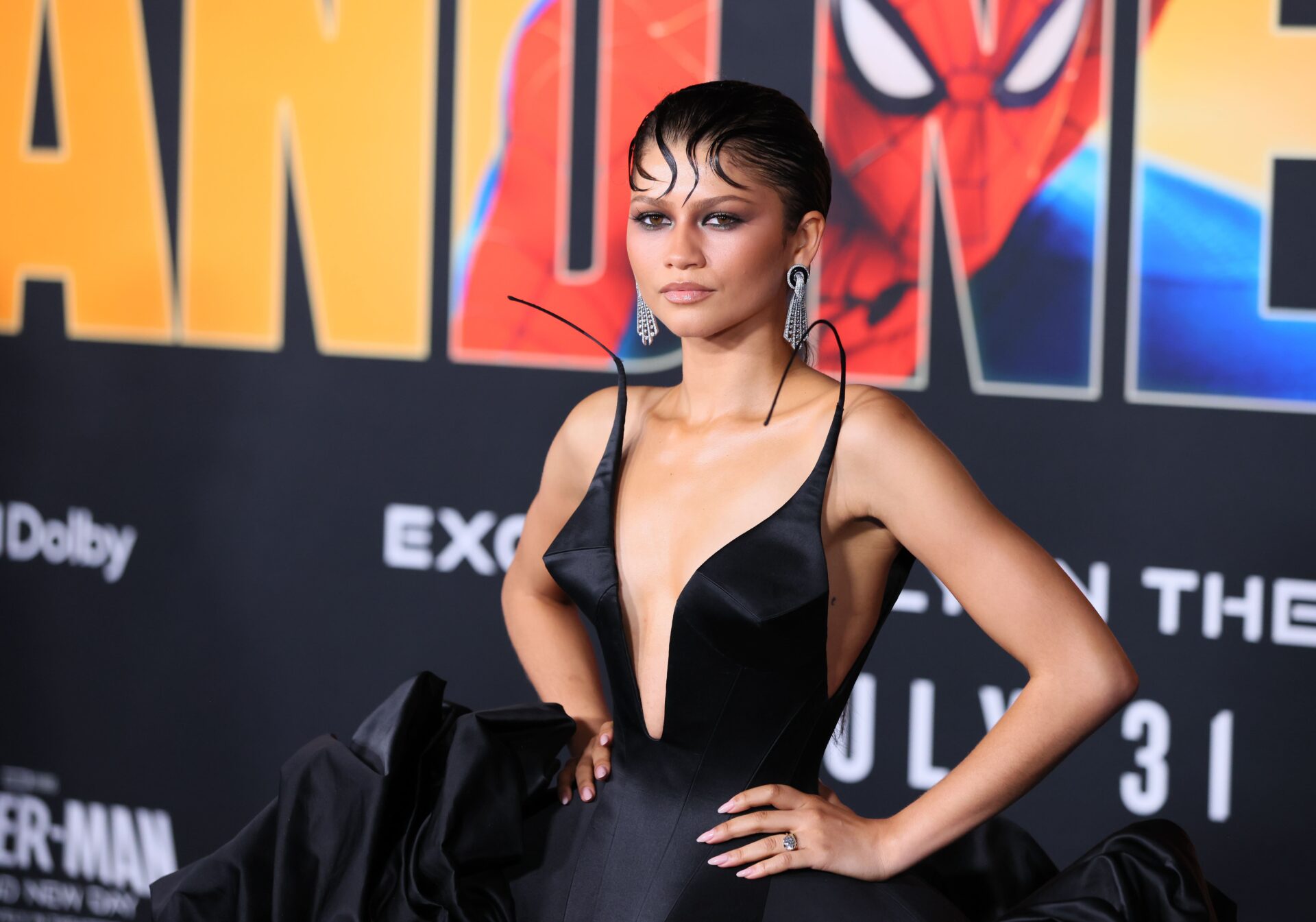 Zendaya brilha com looks inspirados em 'Homem-Aranha' durante press tour