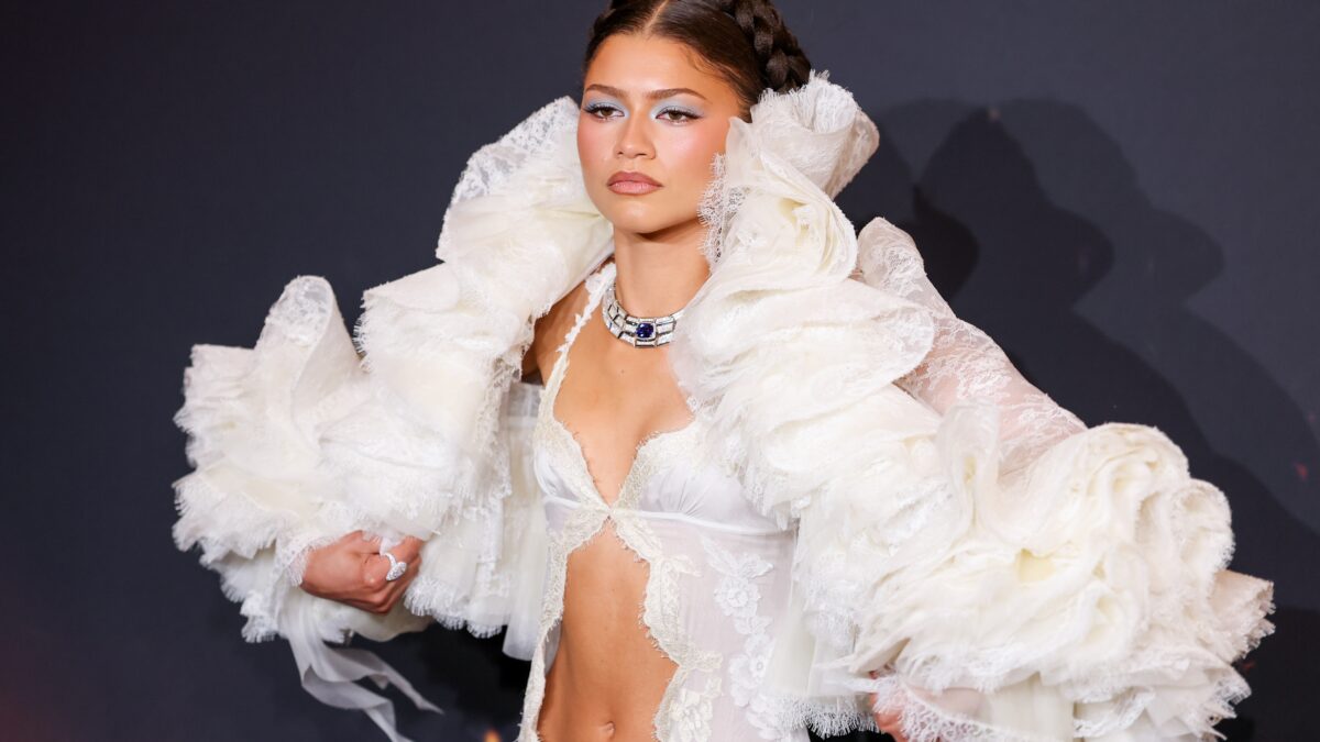 Zendaya brilha em Paris com vestido drapeado inspirado na mitologia grega na première de 'A Odisseia'