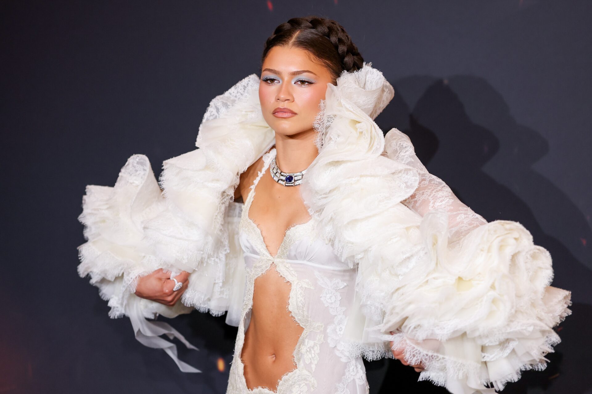 Zendaya brilha em Paris com vestido drapeado inspirado na mitologia grega na première de 'A Odisseia'
