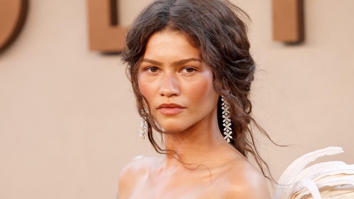 Zendaya brilha em divulgação de 'A Odisseia' com looks deslumbrantes e inovadores