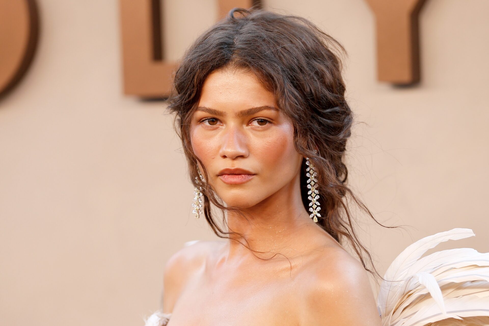 Zendaya brilha em divulgação de 'A Odisseia' com looks deslumbrantes e inovadores