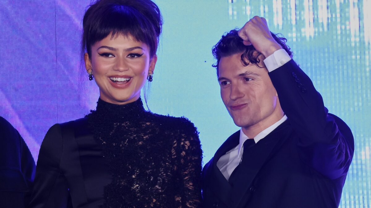 Zendaya diverte fãs com resposta a pedido de casamento em tapete vermelho no México
