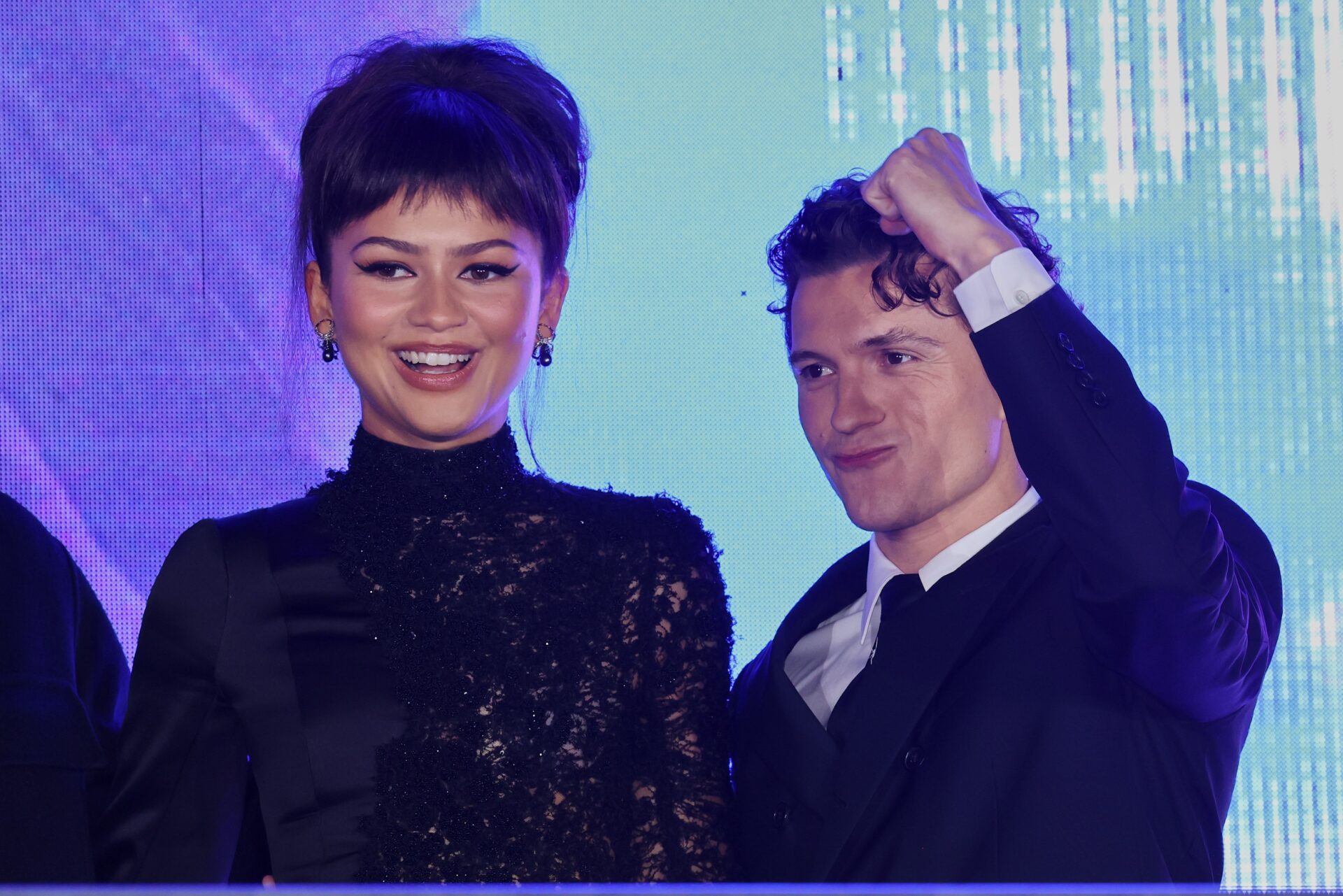 Zendaya diverte fãs com resposta a pedido de casamento em tapete vermelho no México