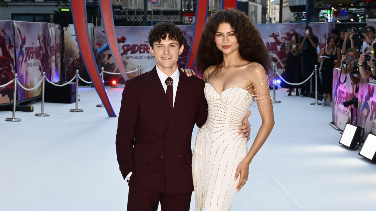 Zendaya exalta Tom Holland como 'meu melhor amigo' na estreia de 'Homem-Aranha' em Londres