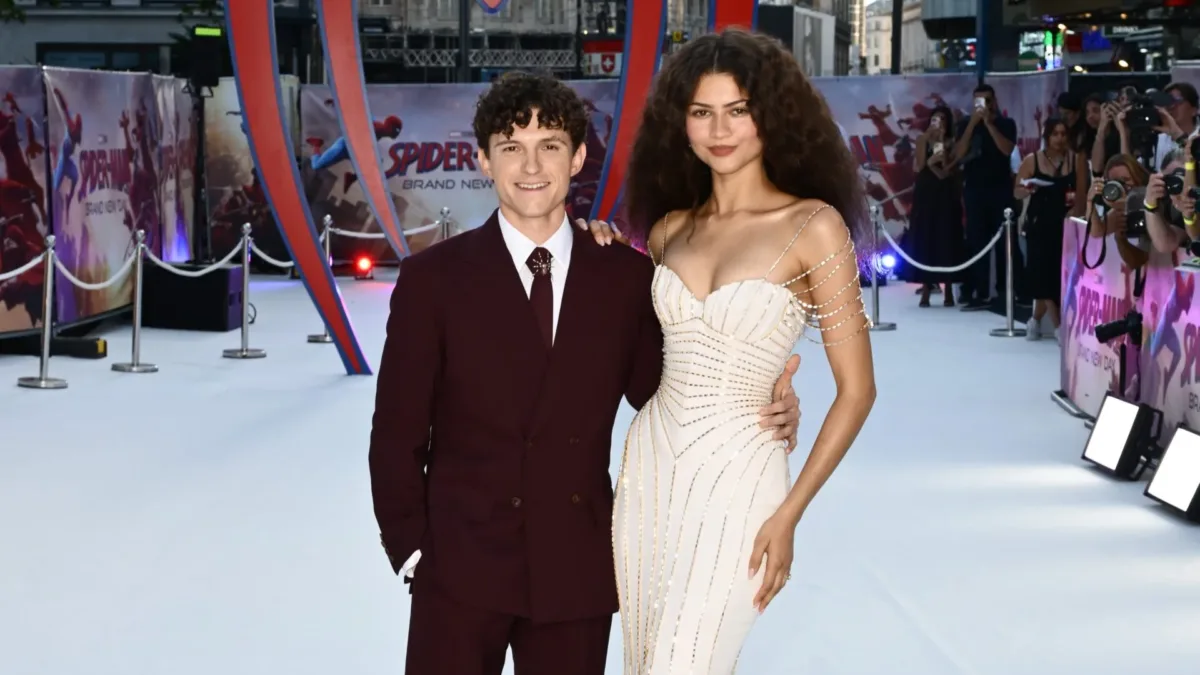 Zendaya exalta Tom Holland como 'meu melhor amigo' na estreia de 'Homem-Aranha' em Londres