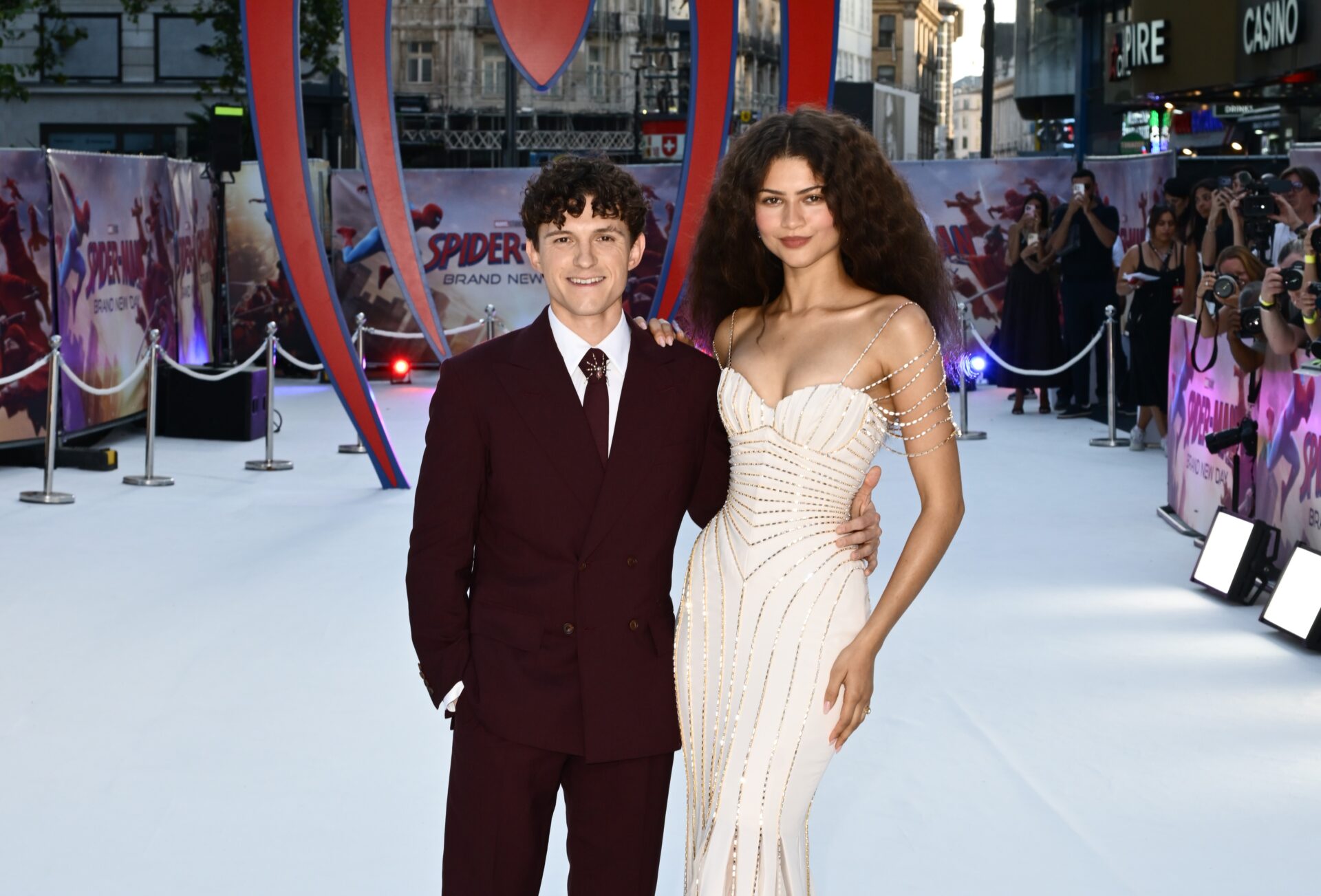 Zendaya exalta Tom Holland como 'meu melhor amigo' na estreia de 'Homem-Aranha' em Londres
