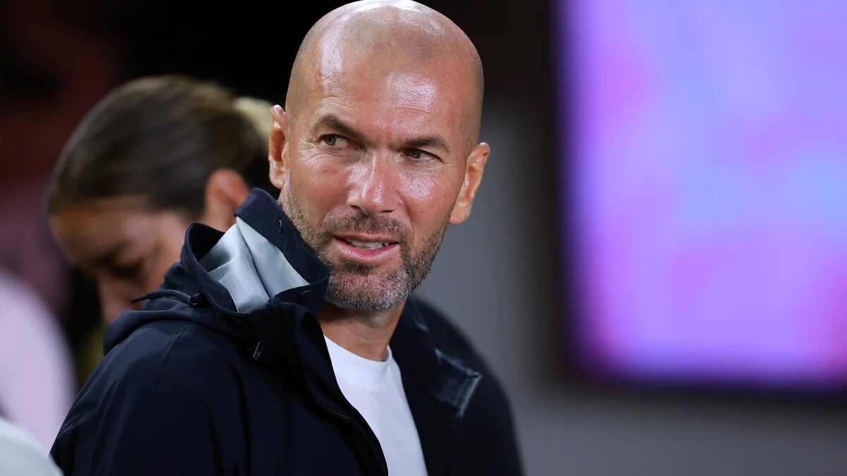 Zidane assina contrato como treinador da França até o Mundial de 2030
