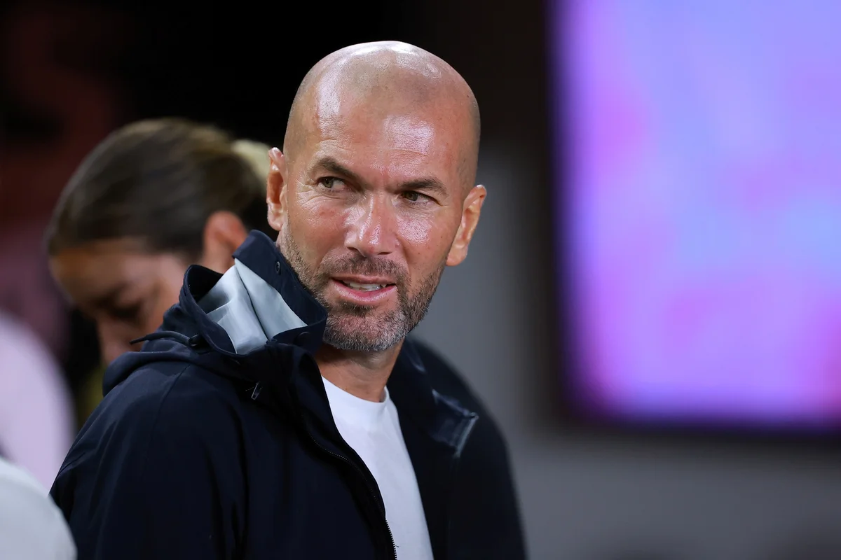 Zidane assina contrato como treinador da França até o Mundial de 2030