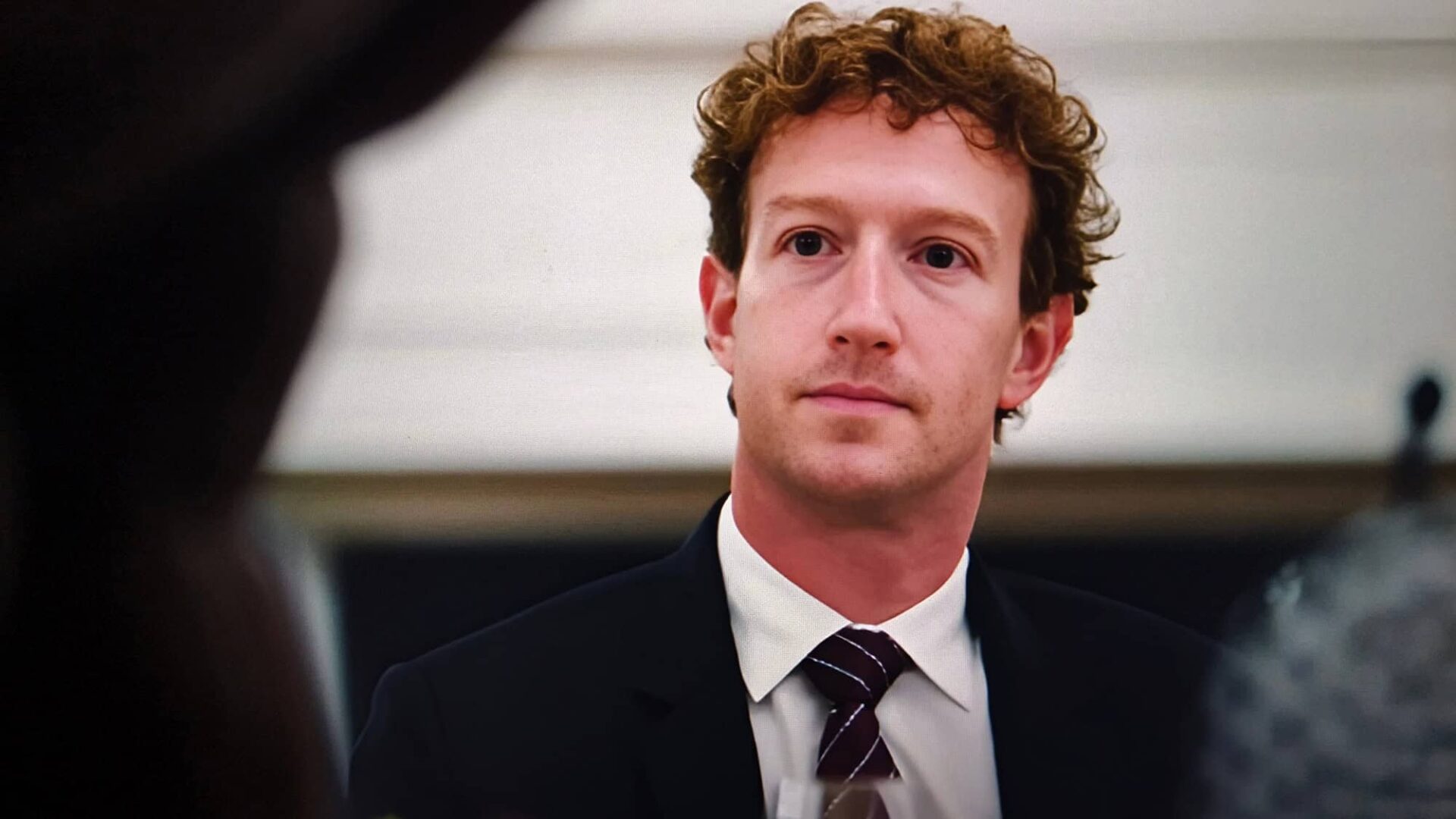Zuckerberg critica concentração no desenvolvimento de IA e defende democratização da tecnologia
