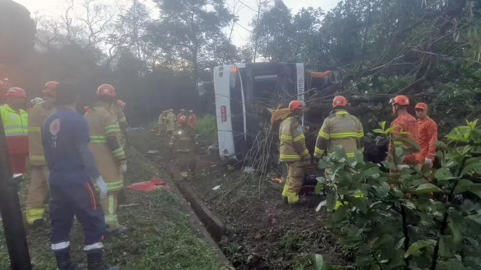 Acidente com ônibus de turismo em Petrópolis deixa 9 mortos e 38 feridos