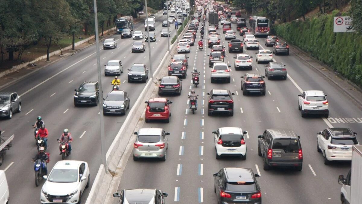 Adesivos eleitorais podem afetar cobertura de seguro automotivo, alerta FenSeg