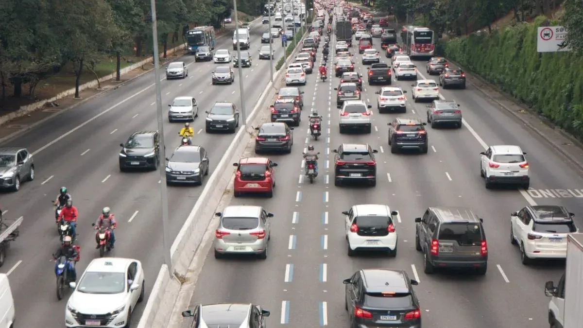 Adesivos eleitorais podem afetar cobertura de seguro automotivo, alerta FenSeg