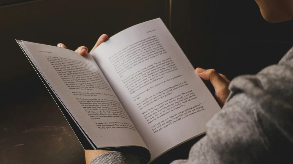 Agosto traz 15 novos livros imperdíveis, entre romances, thrillers e biografias.