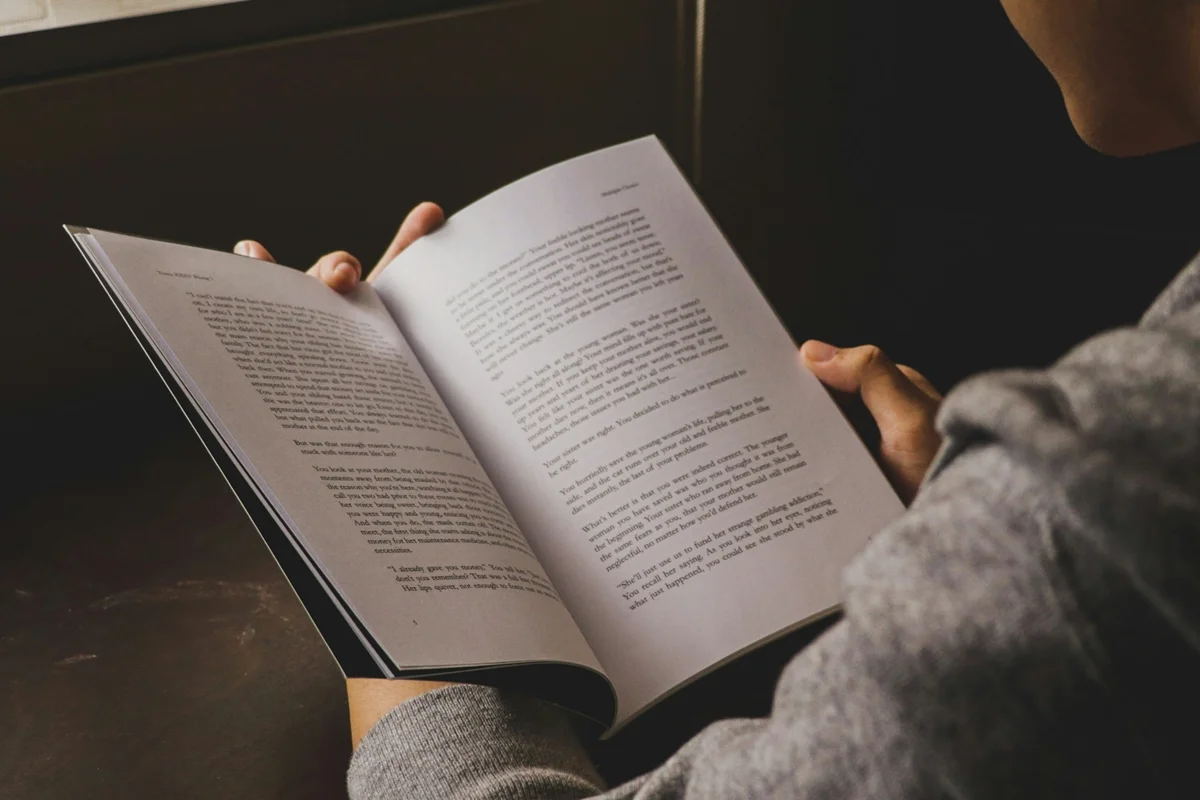 Agosto traz 15 novos livros imperdíveis, entre romances, thrillers e biografias.