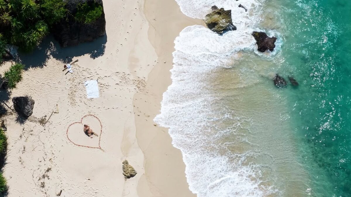 Alessandra Ambrósio anuncia noivado com Buck Palmer em cenário paradisíaco na Indonésia