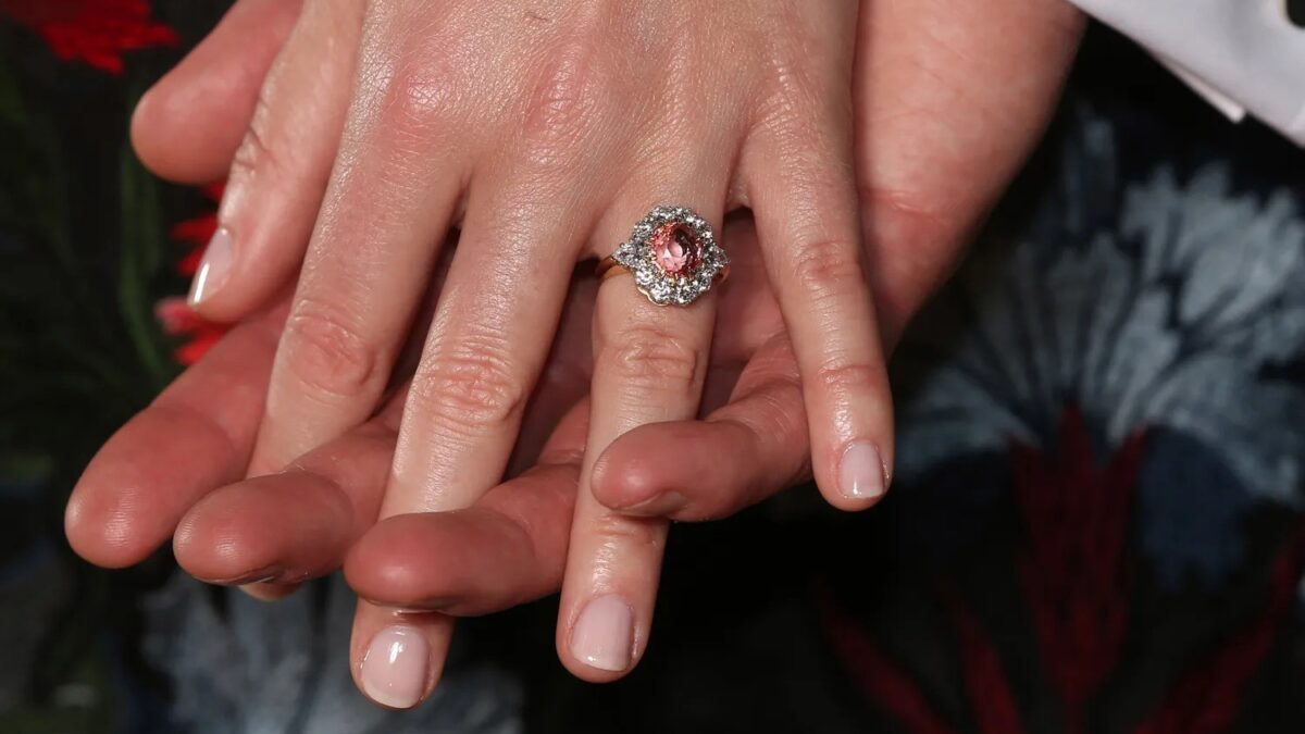 Anel de noivado da princesa Eugenie se destaca por rara safira padparadscha