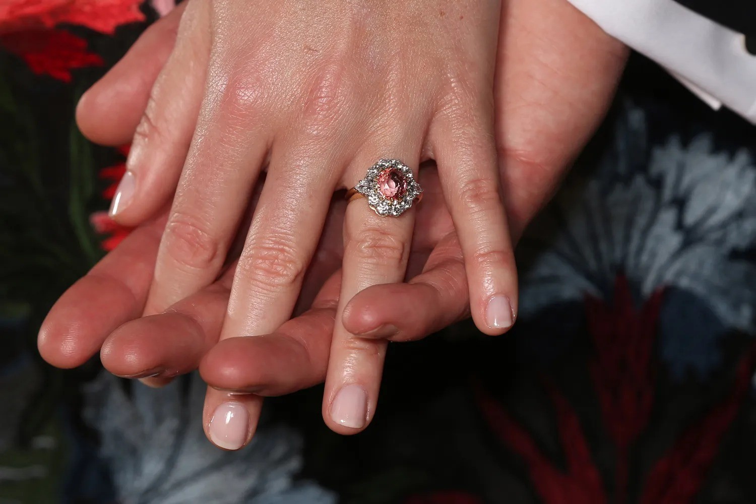 Anel de noivado da princesa Eugenie se destaca por rara safira padparadscha