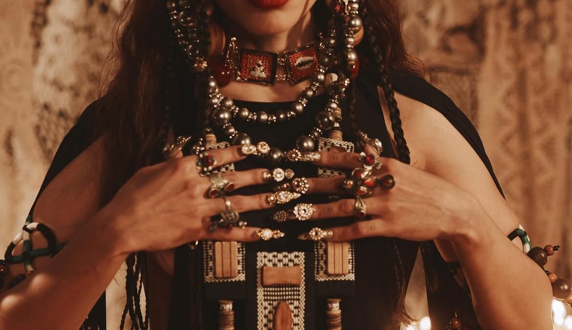 Anitta exalta beleza e cultura brasileira em nova era do projeto Equilibrivm