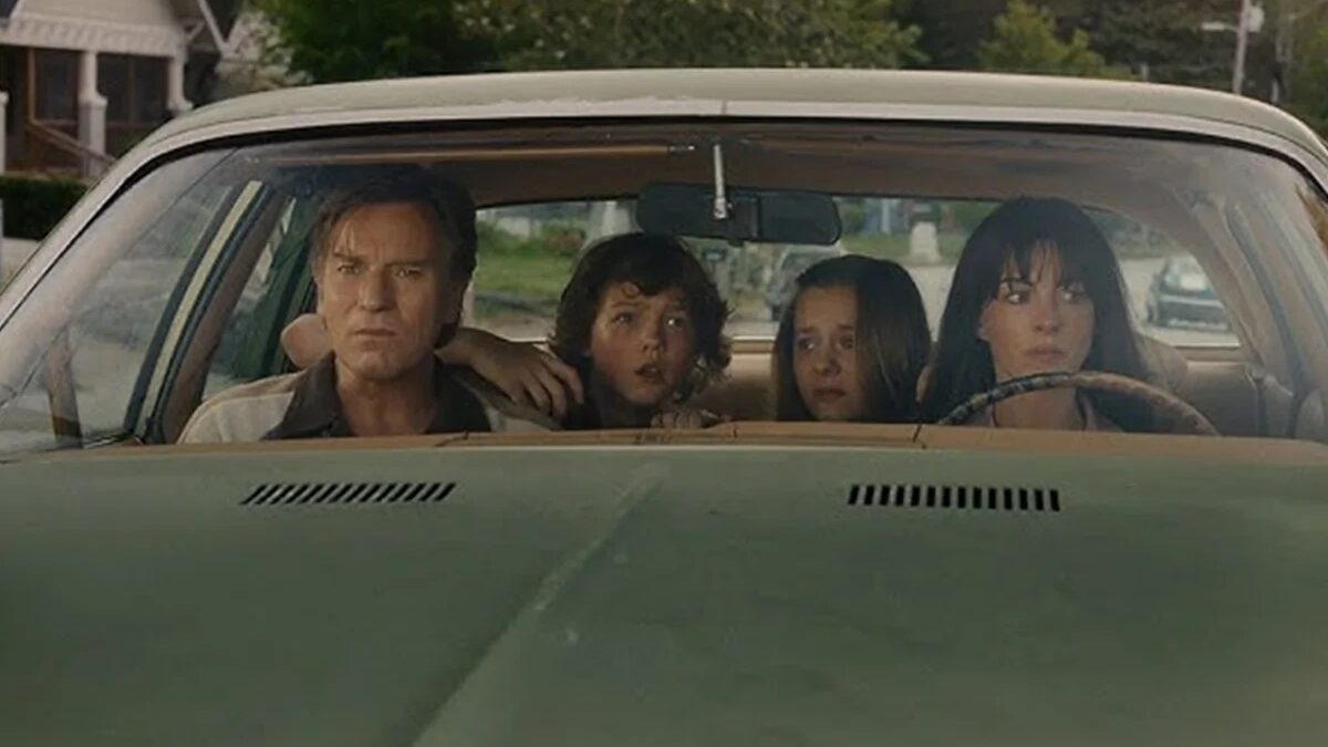 Anne Hathaway e Ewan McGregor estrelam O Fim da Rua, aventura com dinossauros nos cinemas