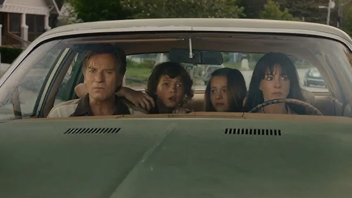 Anne Hathaway e Ewan McGregor estrelam O Fim da Rua, aventura com dinossauros nos cinemas