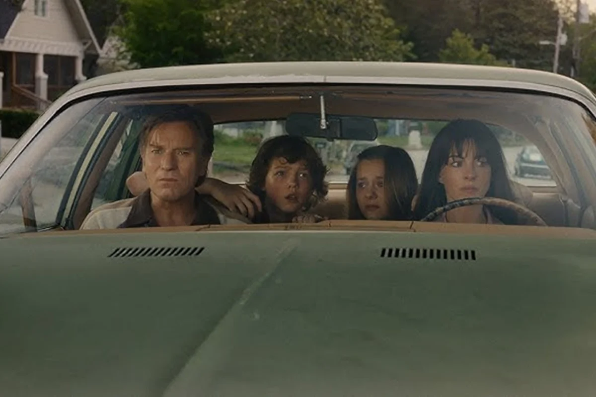 Anne Hathaway e Ewan McGregor estrelam O Fim da Rua, aventura com dinossauros nos cinemas