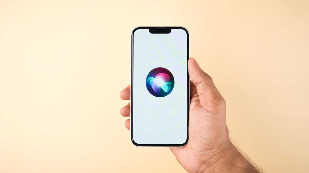 Apple negocia com publishers para incluir notícias na Siri com IA