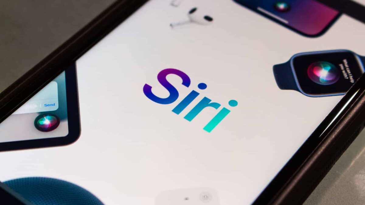 Apple pode mudar estratégia de IA com nova versão da Siri baseada no Google Gemini