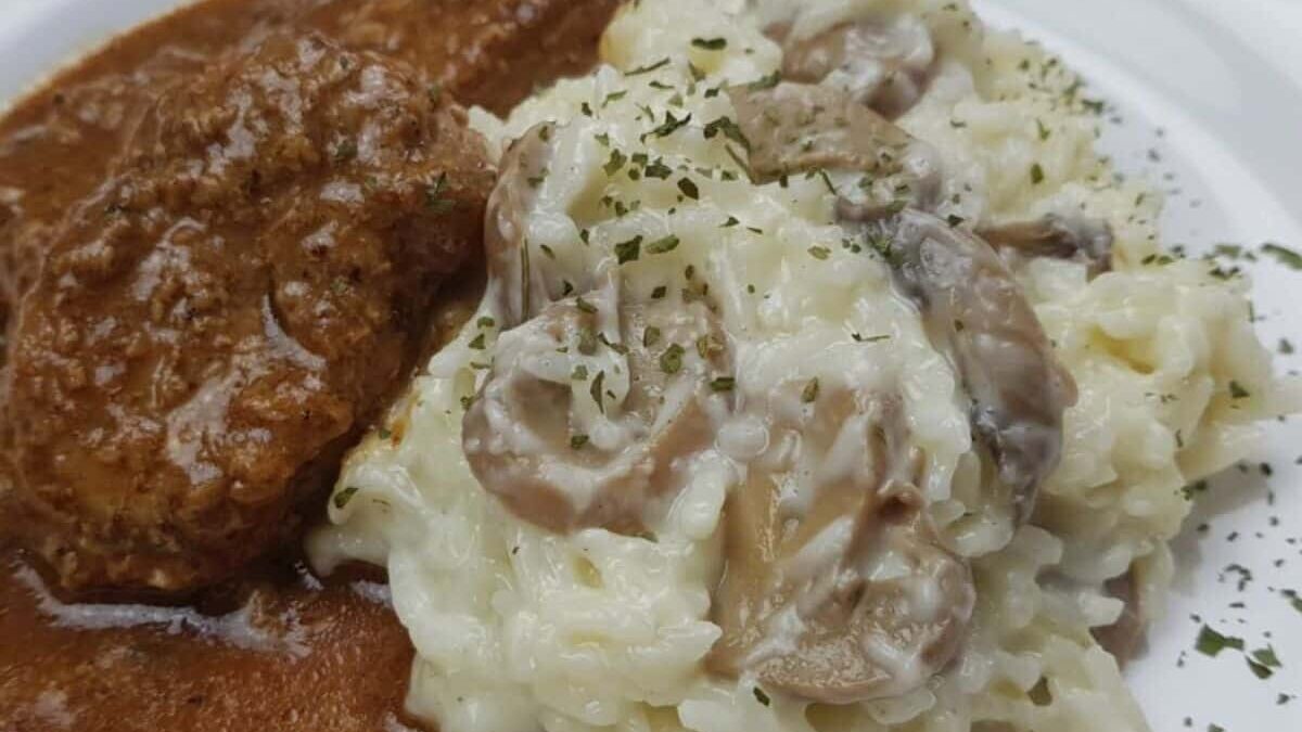 Aprenda a fazer arroz à piamontese cremoso e fácil com queijo derretido