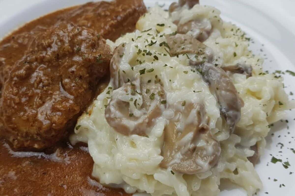 Aprenda a fazer arroz à piamontese cremoso e fácil com queijo derretido
