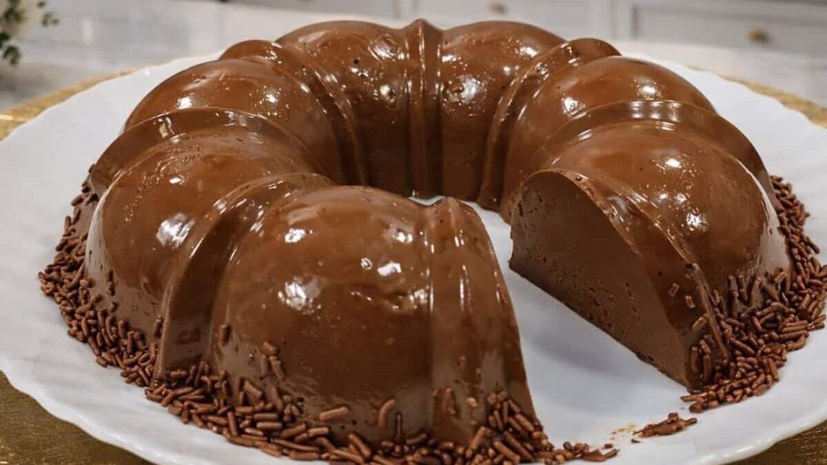 Aprenda a fazer um brigadeirão de chocolate cremoso e fácil de preparar