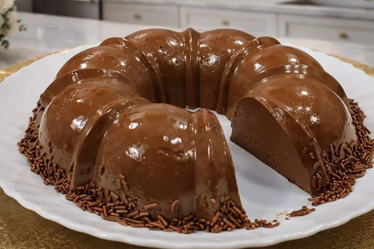 Aprenda a fazer um brigadeirão de chocolate cremoso e fácil de preparar