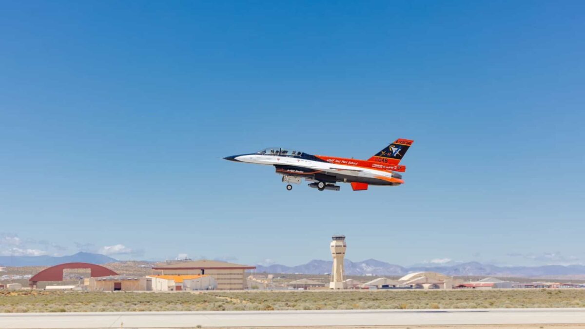 Avião militar X-62A VISTA realiza testes autônomos com inteligência artificial na Califórnia