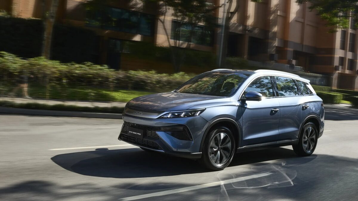 BYD lança primeiro carro híbrido flex produzido no Brasil e amplia presença local