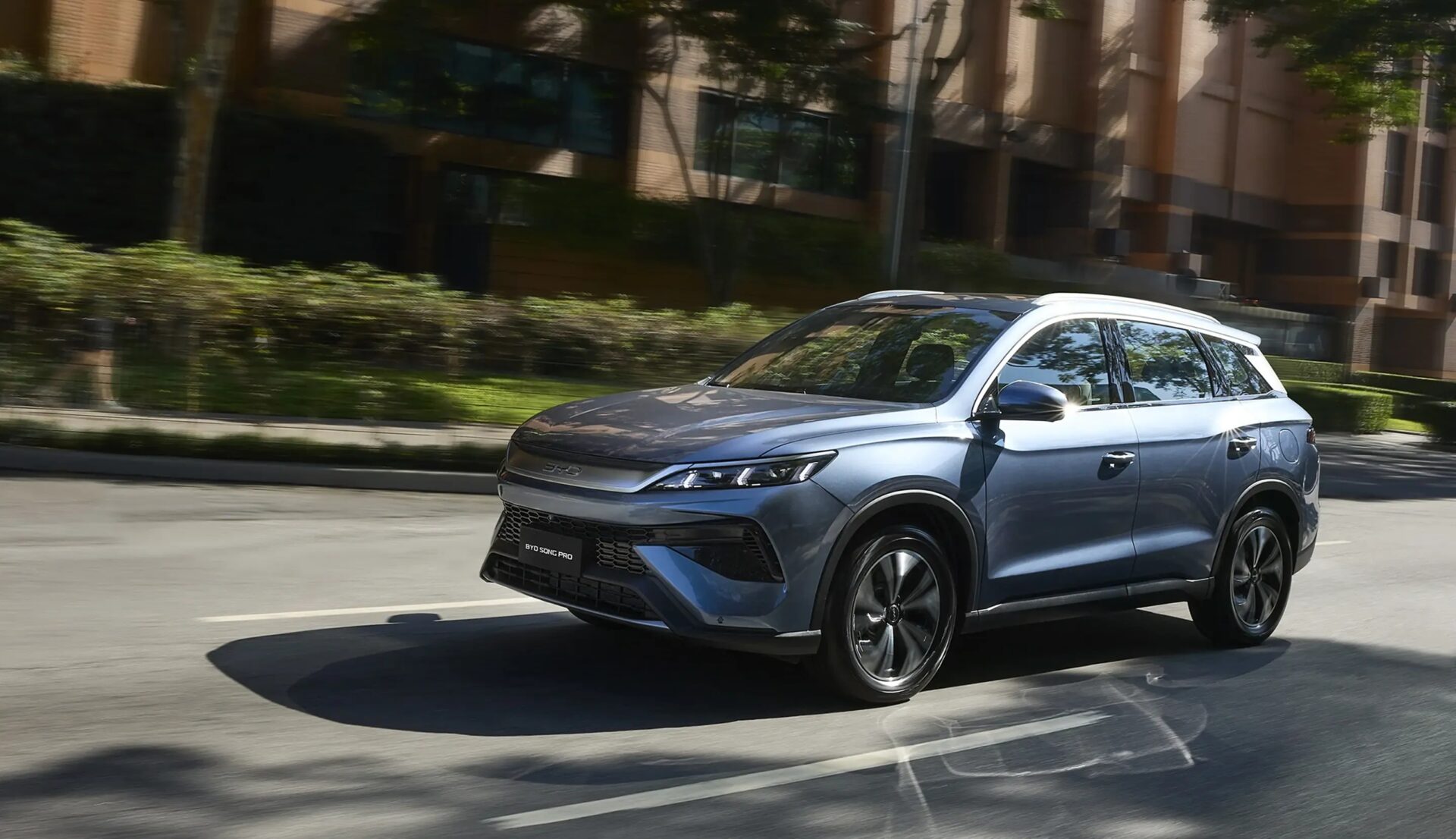 BYD lança primeiro carro híbrido flex produzido no Brasil e amplia presença local