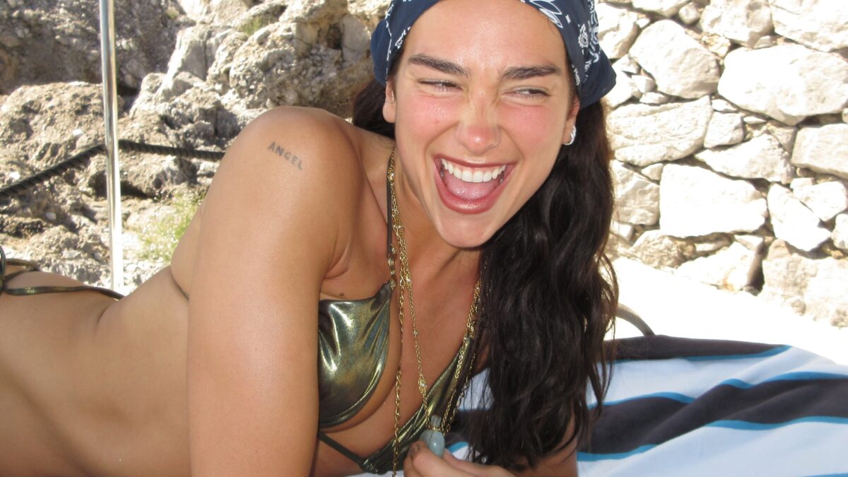 Bandana ressurge como acessório favorito das celebridades no verão, inspirada nas 'nonnas italianas'