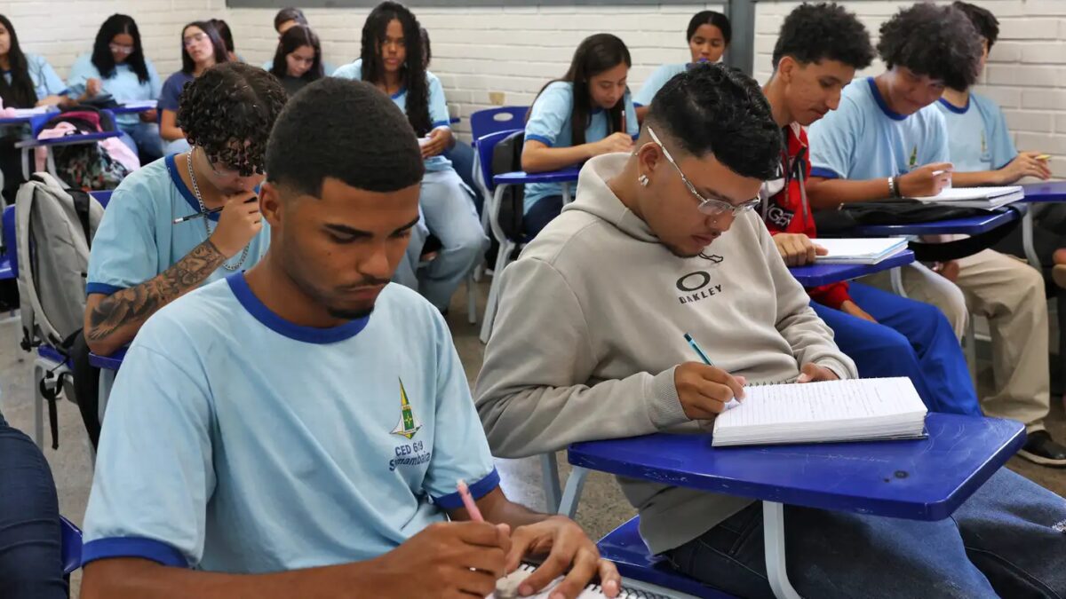 Beneficiários do Pé-de-Meia nascidos em setembro e outubro recebem R$ 200 hoje