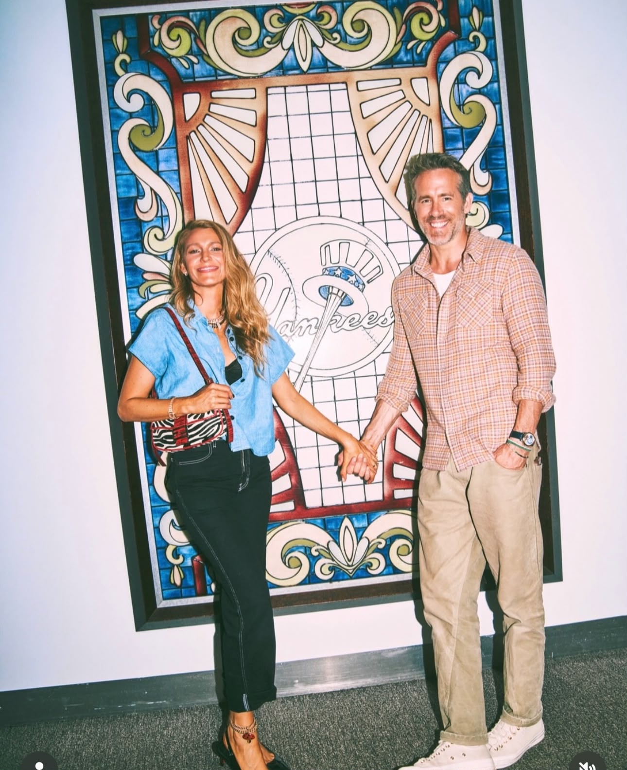 Blake Lively compartilha momentos em família com Ryan Reynolds em jogo do Liverpool FC