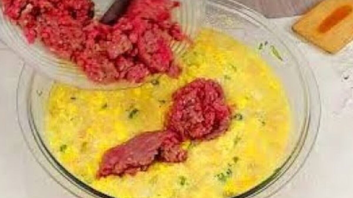 Bolo de carne moída recheado com queijo e presunto é a receita perfeita para qualquer ocasião