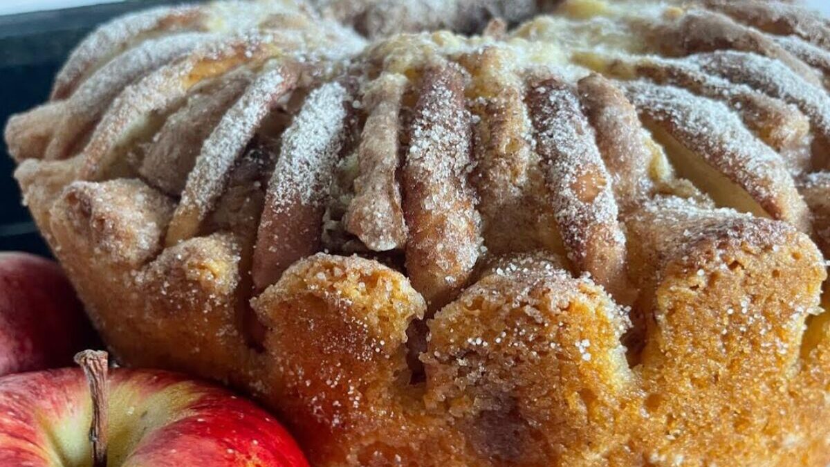 Bolo de iogurte com maçã: receita simples e deliciosa para o café da tarde