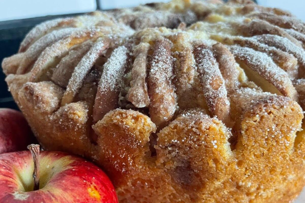 Bolo de iogurte com maçã: receita simples e deliciosa para o café da tarde
