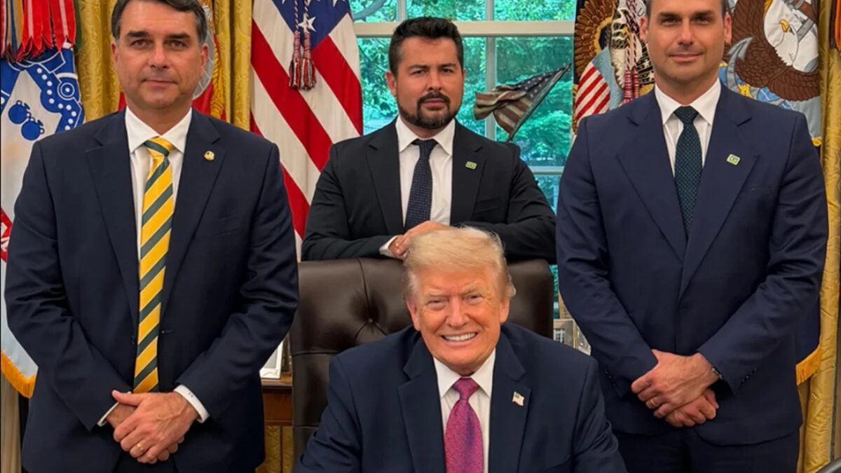 Brasileiros responsabilizam família Bolsonaro por tarifas de Trump, aponta pesquisa Atlas/Bloomberg