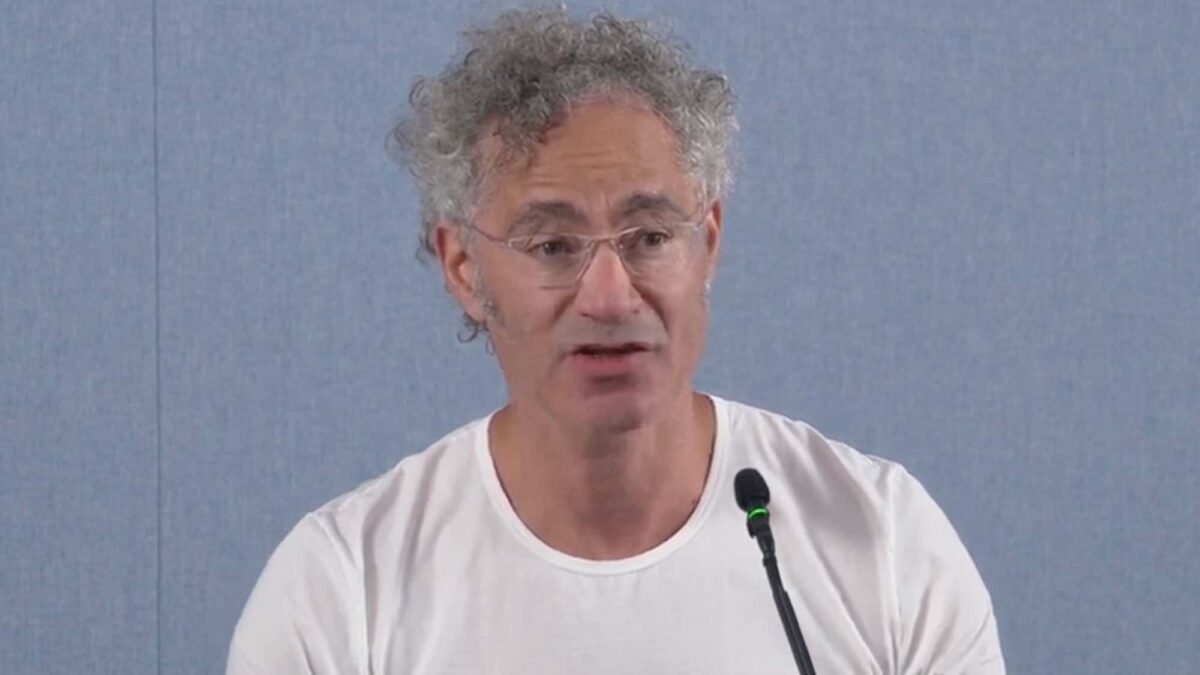 CEO da Palantir critica IA e a chama de "marxista" após lucro de R$ 5,6 bi