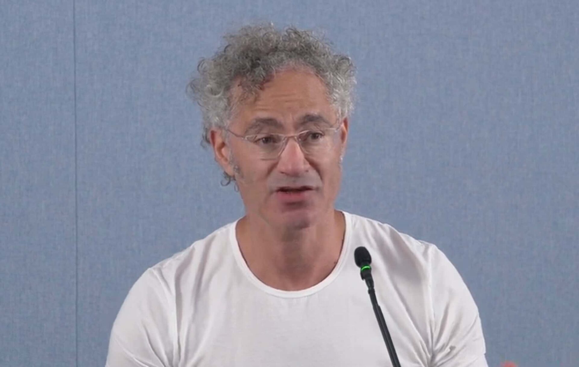 CEO da Palantir critica IA e a chama de "marxista" após lucro de R$ 5,6 bi