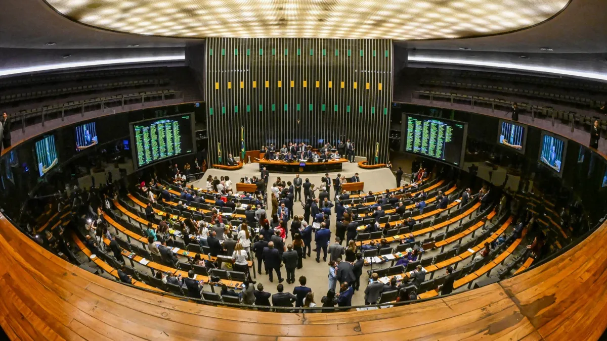 Câmara aprova PLP dos Combustíveis com isenção para terras raras e Copa do Mundo Feminina